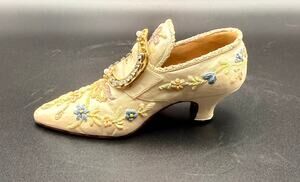 Vintage Nostalgia If the Shoe Fits "Victoria" Figurine Popular Imports Boxed
